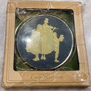 Hallmark ornament 1981 Norman Rockwell cameo keepsake Carolers 2nd in a series